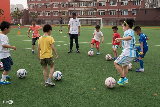 姆巴佩球员通道内找队友沟通没人理